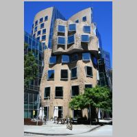 Frank Gehry, Dr Chau Chak Wing building, UTS, Sydney, photo by Sardaka, Wikipedia.jpg